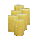 Sechs Stumpenkerzen Rustic von Decolite in der Größe 11x7cm in der Farbe Gelb.