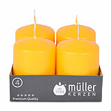 Vier Stumpenkerzen von Müller Kerzenfabrik in der Größe 6,2x4,8cm in der Farbe gelb.