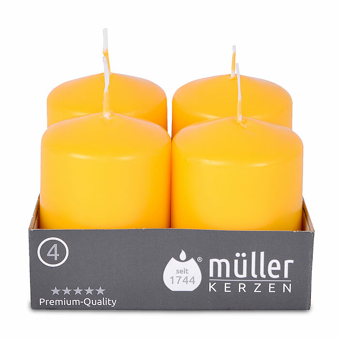 Vier Stumpenkerzen von Müller Kerzenfabrik in der Größe 6,2x4,8cm in der Farbe gelb.