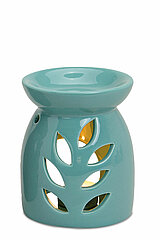 Eine türkisfarbene Keramik-Duftlampe mit einem eleganten Blätterausschnitt-Design. Die Lampe hat eine runde, flache Schale oben und ist hohl, damit ein Teelicht hineingestellt werden kann. Das Licht des Teelichts scheint durch die ausgestanzten Blattmuste