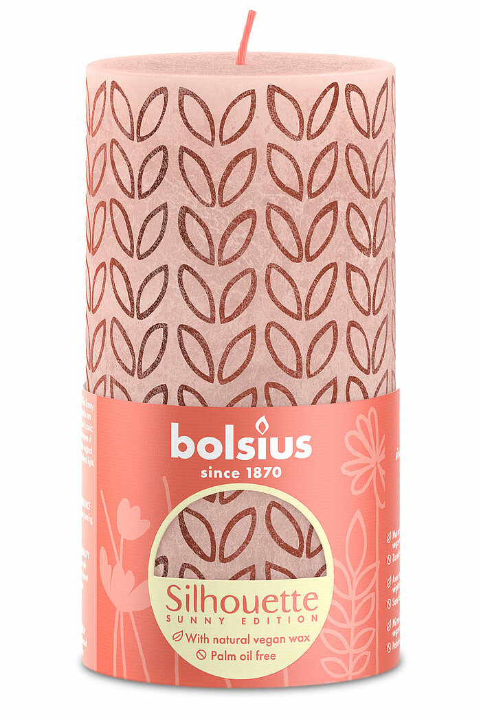 Eine Rustik Silhouette Stumpenkerze von Bolsius in der Farbe Nebliges Rosa in der Größe 13x6,8cm.