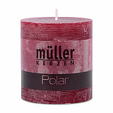 Eine Polar Stumpenkerze von Müller Kerzenfabrik in der Größe 7,5x6,8cm in der Farbe weinrot.