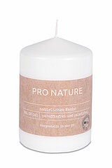 Eine Pro Nature Stearin-Stumpenkerze von Müller Kerzenfabrik in der Größe 10x6,8cm in der Farbe weiß.