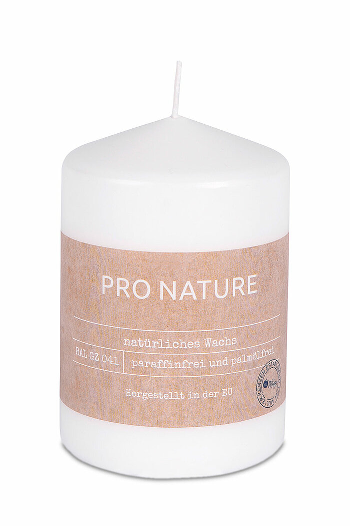 Eine Pro Nature Stearin-Stumpenkerze von Müller Kerzenfabrik in der Größe 10x6,8cm in der Farbe weiß.