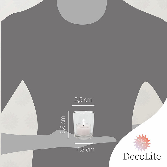 Vier brennende Teelichter in durchsichtigen Haltern von DecoLite sind in einer geraden Linie auf einem weißen Tisch angeordnet. Neben den Teelichtern steht ein weißer Blumentopf mit gelben Blumen. Im Hintergrund sind unter anderem weiße Teller und Besteck