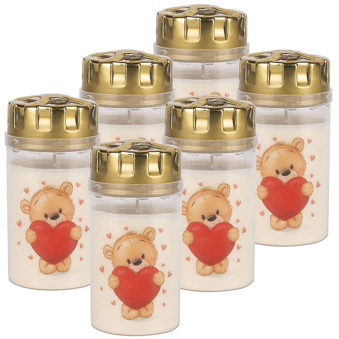 Sechs weiße Grabkerzen mit goldenen Deckeln, die jeweils mit einem Motiv eines Bären, der ein großes rotes Herz hält, verziert sind. Kleine Herzen scheinen um den Bären zu schweben. Die Kerzen sind gleichmäßig gruppiert und die goldenen Deckel reflektiere