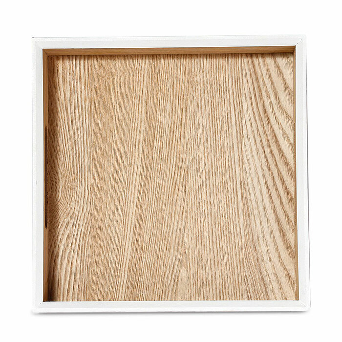 Ein quadratisches Tablett mit einem Rahmen in Weiß und einer Oberfläche aus hellbraunem Holz mit deutlich sichtbarer Holzmaserung. Das Design ist schlicht und modern.