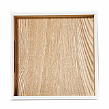 Ein quadratisches Tablett mit einem Rahmen in Weiß und einer Oberfläche aus hellbraunem Holz mit deutlich sichtbarer Holzmaserung. Das Design ist schlicht und modern.