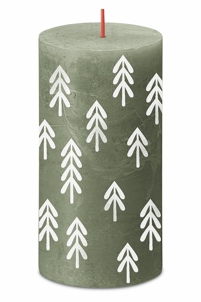 Eine Rustik Silhouette Stumpenkerze von Bolsius in der Farbe Frische Olive in der Größe 8x6,8cm.