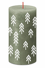 Eine Rustik Silhouette Stumpenkerze von Bolsius in der Farbe Frische Olive in der Größe 8x6,8cm.