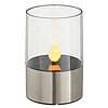 Eine einzelne LED-Kerze in einem modernen, transparenten Glasbehälter mit einem silbernen, metallischen Sockel. Die LED-Flamme im Inneren des Glaszylinders leuchtet warm und sanft. Der klare und schlichte Stil vermittelt eine ruhige, moderne Stimmung.