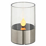 Eine einzelne LED-Kerze in einem modernen, transparenten Glasbehälter mit einem silbernen, metallischen Sockel. Die LED-Flamme im Inneren des Glaszylinders leuchtet warm und sanft. Der klare und schlichte Stil vermittelt eine ruhige, moderne Stimmung.