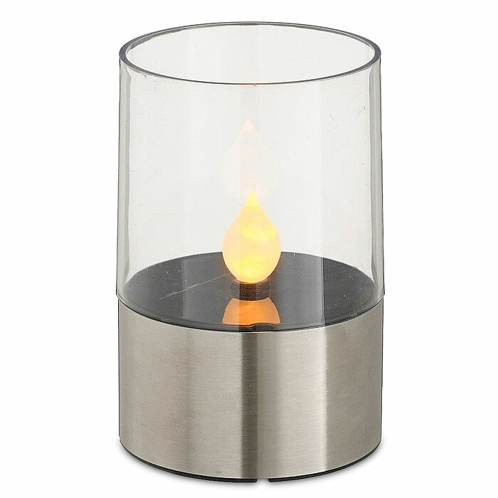 Eine einzelne LED-Kerze in einem modernen, transparenten Glasbehälter mit einem silbernen, metallischen Sockel. Die LED-Flamme im Inneren des Glaszylinders leuchtet warm und sanft. Der klare und schlichte Stil vermittelt eine ruhige, moderne Stimmung.