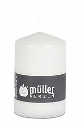 Eine Stumpenkerze von Müller Kerzenfabrik in der Größe 11x6,8cm in der Farbe weiß.