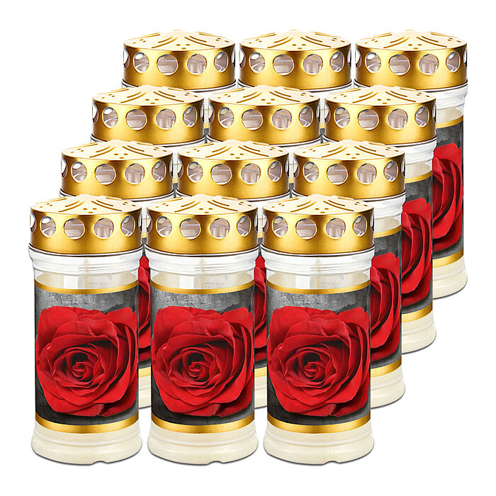 Eine weiße Grabkerze mit einem goldenen Deckel, auf der eine rote Rose vor einem grauen Hintergrund abgebildet ist.