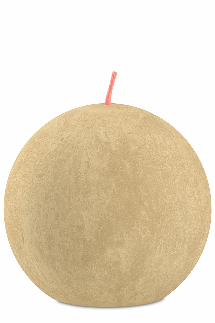 Eine Rustik Kugelkerze von Bolsius in der Farbe Haferbeige mit einem Durchmesser von 7,6cm.