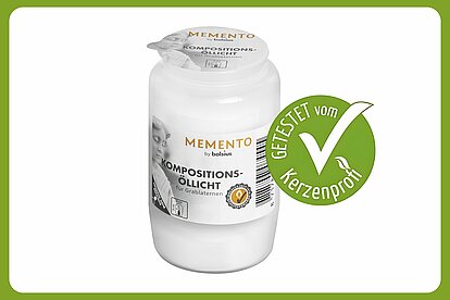 Ein weißes Kompositionslicht Nr. 3 von Bolsius ist auf dem Bild zu sehen. Daneben ist ein grüner Kerzenprofi getestet Button. Der Rest des Bildes ist weiss.