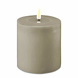 Eine LED Stumpenkerze von Deluxe Homeart in der Farbe Sand und in der Größe 10x10cm.