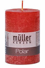 Eine Polar Stumpenkerze von Müller Kerzenfabrik in der Größe 10x6,8cm in der Farbe rot.