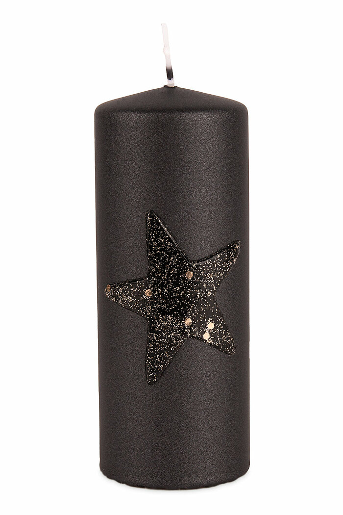 Eine Stumpenkerze Noel von Richard Wenzel in der Größe 15x6cm in der Farbe schwarz.