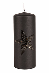 Eine Stumpenkerze Noel von Richard Wenzel in der Größe 15x6cm in der Farbe schwarz.