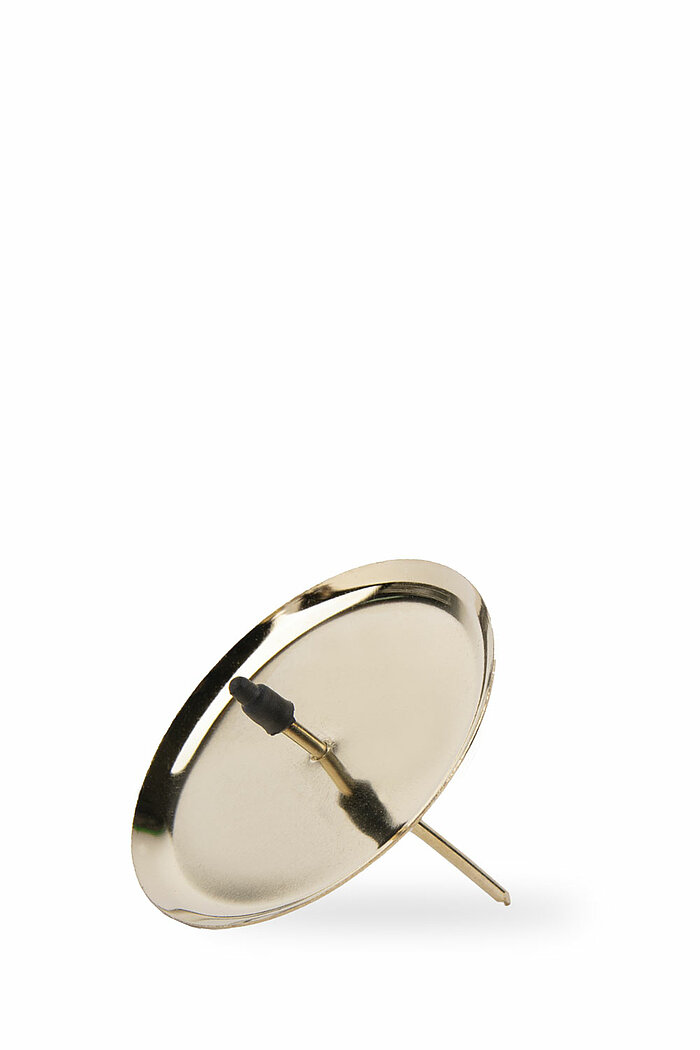 Ein einzelner, goldfarbener Kerzenhalter mit einem schlichten, runden Design und einer mittig platzierten Halterung. Der Kerzenhalter hat einen spitzen Stab an der Unterseite, der vermutlich dazu dient, in einer stabilen Position gehalten zu werden. Die H