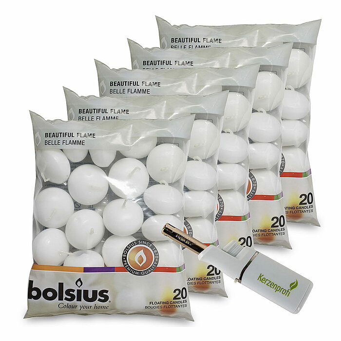 Sechs durchsichtige Beutel, jeweils mit 20 weißen schwimmenden Kerzen von Bolsius gefüllt. Auf den Beuteln steht "Beautiful Flame / Belle Flamme". Vor den Beuteln befindet sich eine kleine weiße Flasche mit grünem Aufdruck "kerzenprofi" und ein metallisch