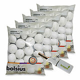 Sechs durchsichtige Beutel, jeweils mit 20 weißen schwimmenden Kerzen von Bolsius gefüllt. Auf den Beuteln steht "Beautiful Flame / Belle Flamme". Vor den Beuteln befindet sich eine kleine weiße Flasche mit grünem Aufdruck "kerzenprofi" und ein metallisch