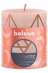 Eine Rustik Silhouette Stumpenkerze von Bolsius in der Farbe Nebliges Rosa in der Größe 8x6,8cm.