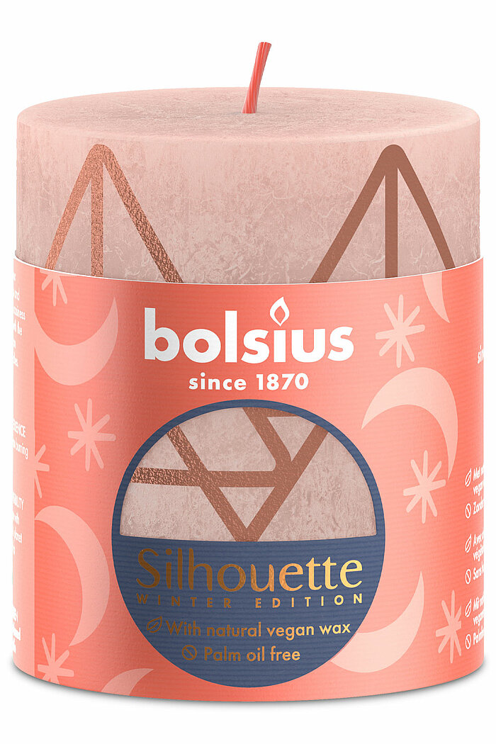 Eine Rustik Silhouette Stumpenkerze von Bolsius in der Farbe Nebliges Rosa in der Größe 8x6,8cm.