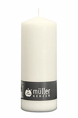 Eine Stumpenkerze von Müller Kerzenfabrik in der Größe 18x6,8cm in der Farbe weiß.