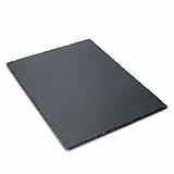 Eine rechteckige Schieferplatte mit glatten Kanten und einer leicht rauen Oberfläche liegt auf einem weißen Hintergrund.