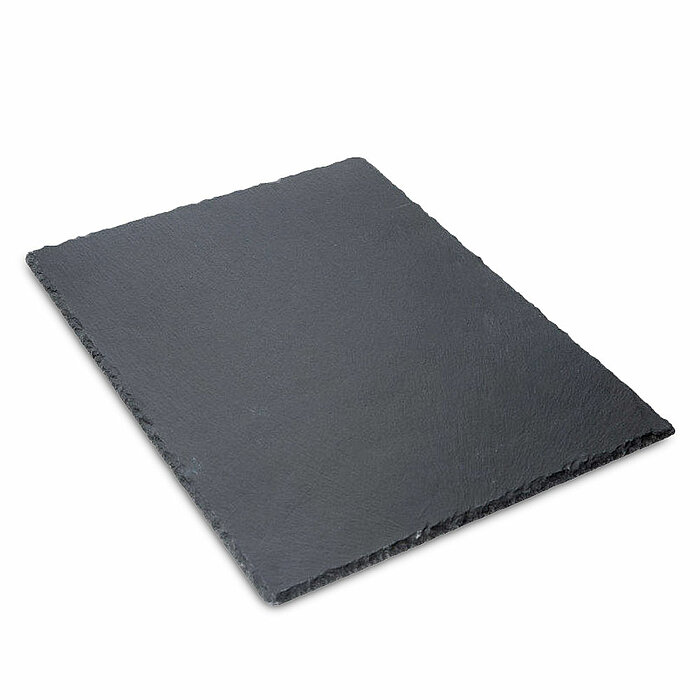 Eine rechteckige Schieferplatte mit glatten Kanten und einer leicht rauen Oberfläche liegt auf einem weißen Hintergrund.