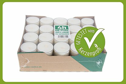 Auf dem Bild ist eine Packung Wenzel Pure Teelichter im klaren Becher mit 4 Stunden Brenndauer zu sehen. Daneben ist ein grüner Kerzenprofi getestet Botton. Der Rest des Bildes ist weiss.