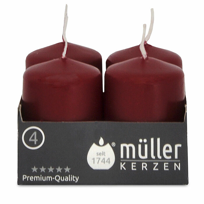 Vier Stumpenkerzen von Müller Kerzenfabrik in der Größe 6,2x4,8cm in der Farbe weinrot.
