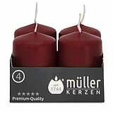 Vier Stumpenkerzen von Müller Kerzenfabrik in der Größe 6,2x4,8cm in der Farbe weinrot.