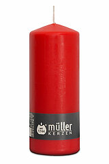 Eine Stumpenkerze von Müller Kerzenfabrik in der Größe 18x6,8cm in der Farbe karminrot.