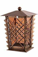 Eine bronzefarbene Laterne mit einem pyramidenförmigen Dach und einer dekorativen Kugel auf der Spitze. Die Seitenwände bestehen aus braunem, durchsichtigem Glas und sind mit einem markanten Zickzackmuster aus Metall verstärkt. Die Metallrahmen sind rusti