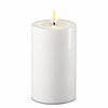 Eine LED Stumpenkerze von Deluxe Homeart in der Geruchssorte Weiß und in der Größe 12,5x7,5cm.