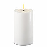 Eine LED Stumpenkerze von Deluxe Homeart in der Geruchssorte Weiß und in der Größe 12,5x7,5cm.