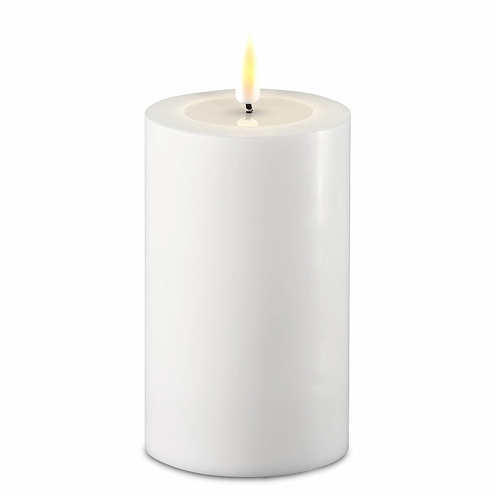 Eine LED Stumpenkerze von Deluxe Homeart in der Geruchssorte Weiß und in der Größe 12,5x7,5cm.