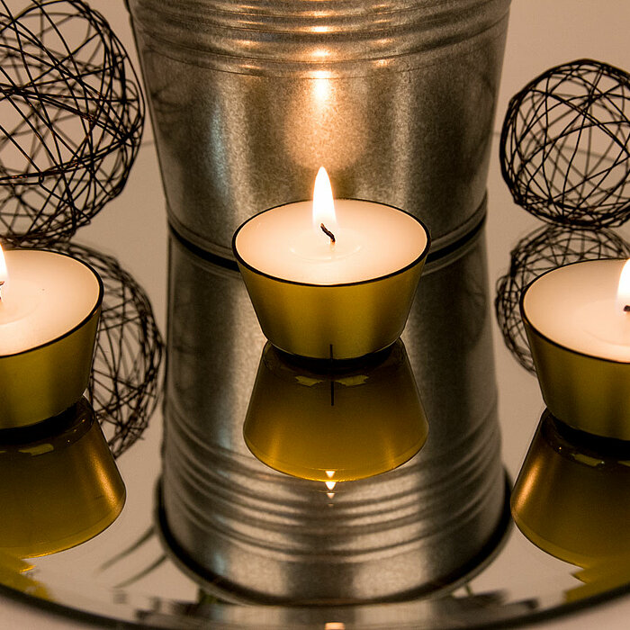 Eine rechteckige, flache Glasplatte von Sandra Rich liegt horizontal auf einer dunklen Oberfläche. Die Glasplatte weist klare Linien und eine glatte, glänzende Oberfläche auf.