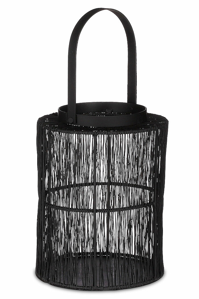 Ein schwarzes, zylinderförmiges Metallwindlicht mit einem minimalistischen Design. Die Seiten sind aus vertikalen, filigranen Metallstäben gefertigt, die ein gitterartiges Muster bilden. Oben am Windlicht befindet sich ein breiter, flacher Henkel, ebenfal