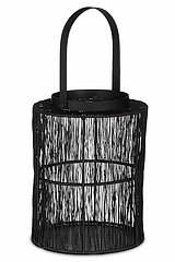 Ein schwarzes, zylinderförmiges Metallwindlicht mit einem minimalistischen Design. Die Seiten sind aus vertikalen, filigranen Metallstäben gefertigt, die ein gitterartiges Muster bilden. Oben am Windlicht befindet sich ein breiter, flacher Henkel, ebenfal