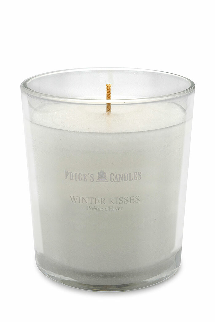 Ein Duftglas "Winter Kisses" von Prices Candles in der Größe 8,9x8,0cm.