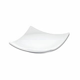 Ein minimalistischer, quadratischer, weißer Teller mit leicht nach oben gebogenen Rändern. Der Teller ist vollständig leer und steht auf einer weißen Oberfläche, vor einem weißen Hintergrund. Er strahlt Einfachheit und Eleganz aus.