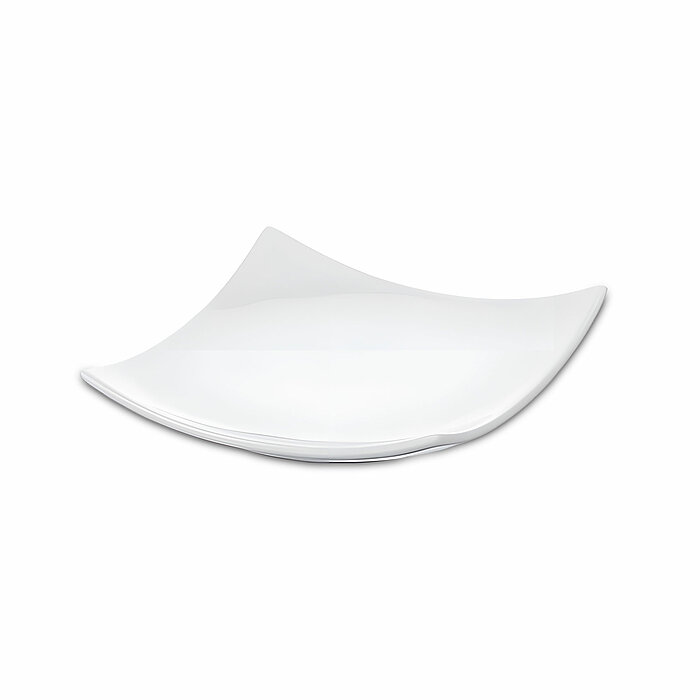 Ein minimalistischer, quadratischer, weißer Teller mit leicht nach oben gebogenen Rändern. Der Teller ist vollständig leer und steht auf einer weißen Oberfläche, vor einem weißen Hintergrund. Er strahlt Einfachheit und Eleganz aus.