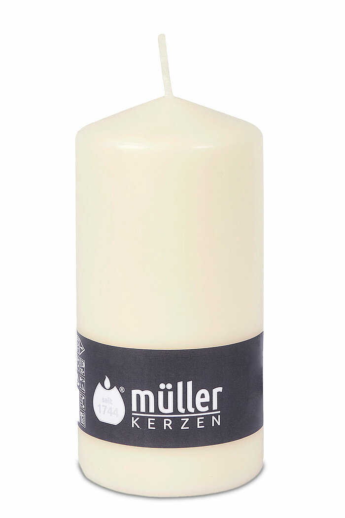 Eine Stumpenkerze von Müller Kerzenfabrik in der Größe 13,5x6,8cm mit Vanilleduft.