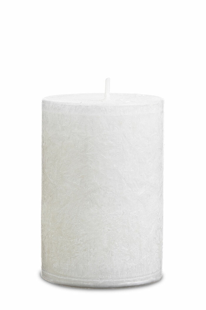 Eine Stumpenkerze Pure Olivenwachs von Richard Wenzel in der Größe 9x6cm in der Farbe Natural.