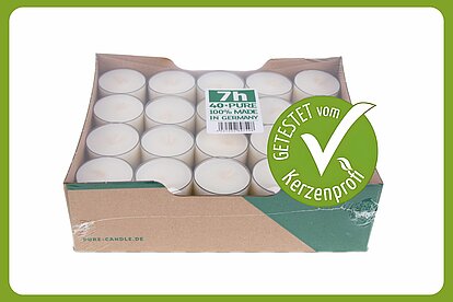 Auf dem Bild ist eine Packung mit Pure Teelichter im klaren Becher mit 7 Stunden Brenndauer von Wenzel zu sehen. Daneben ist ein grüner Kerzenprofi getestet Button. Der Rest des Bildes ist weiss.